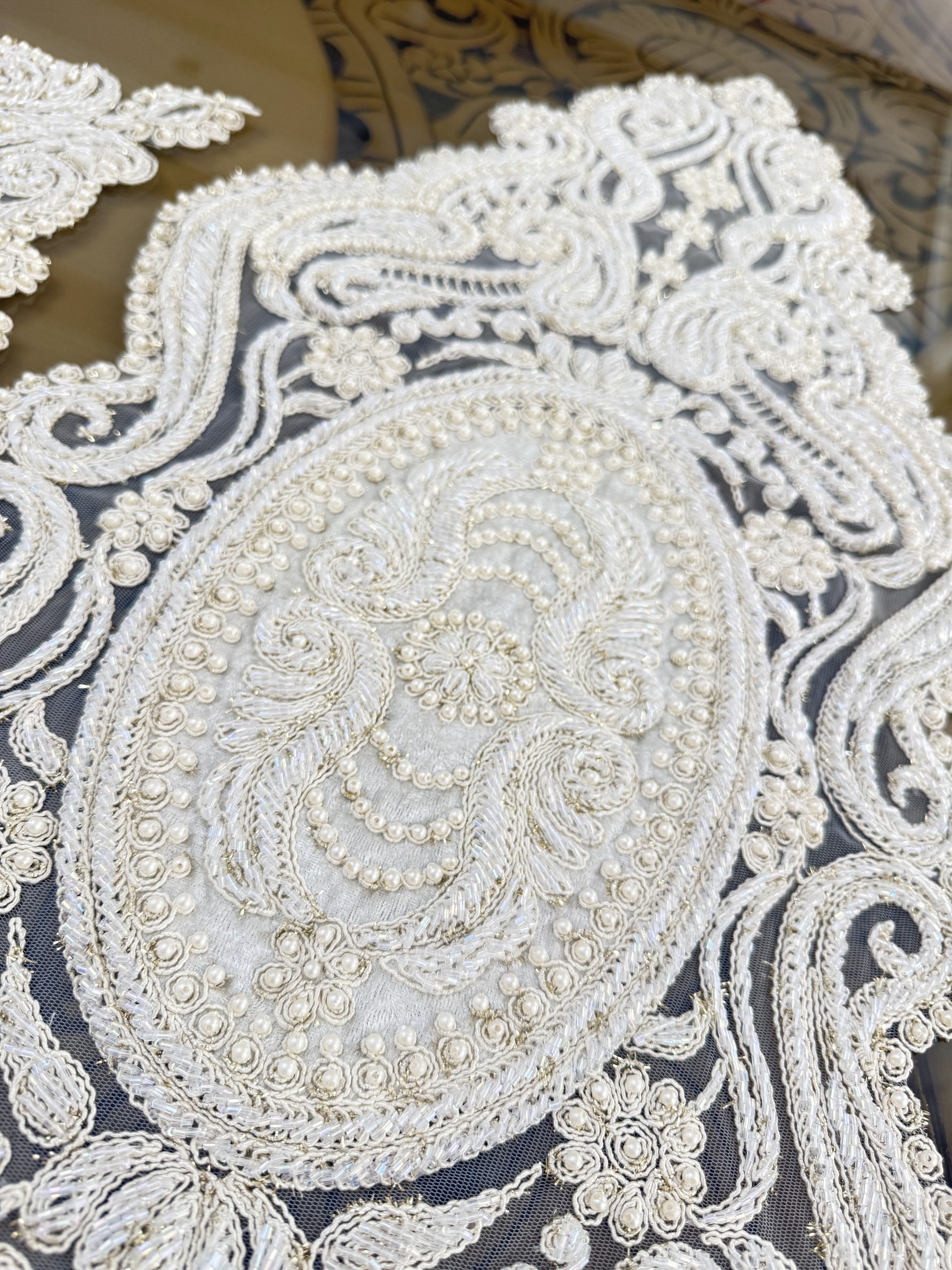 ست سه تیکه رومیزی کارشده با مروارید و ملیله طرح(ویکتوریا)