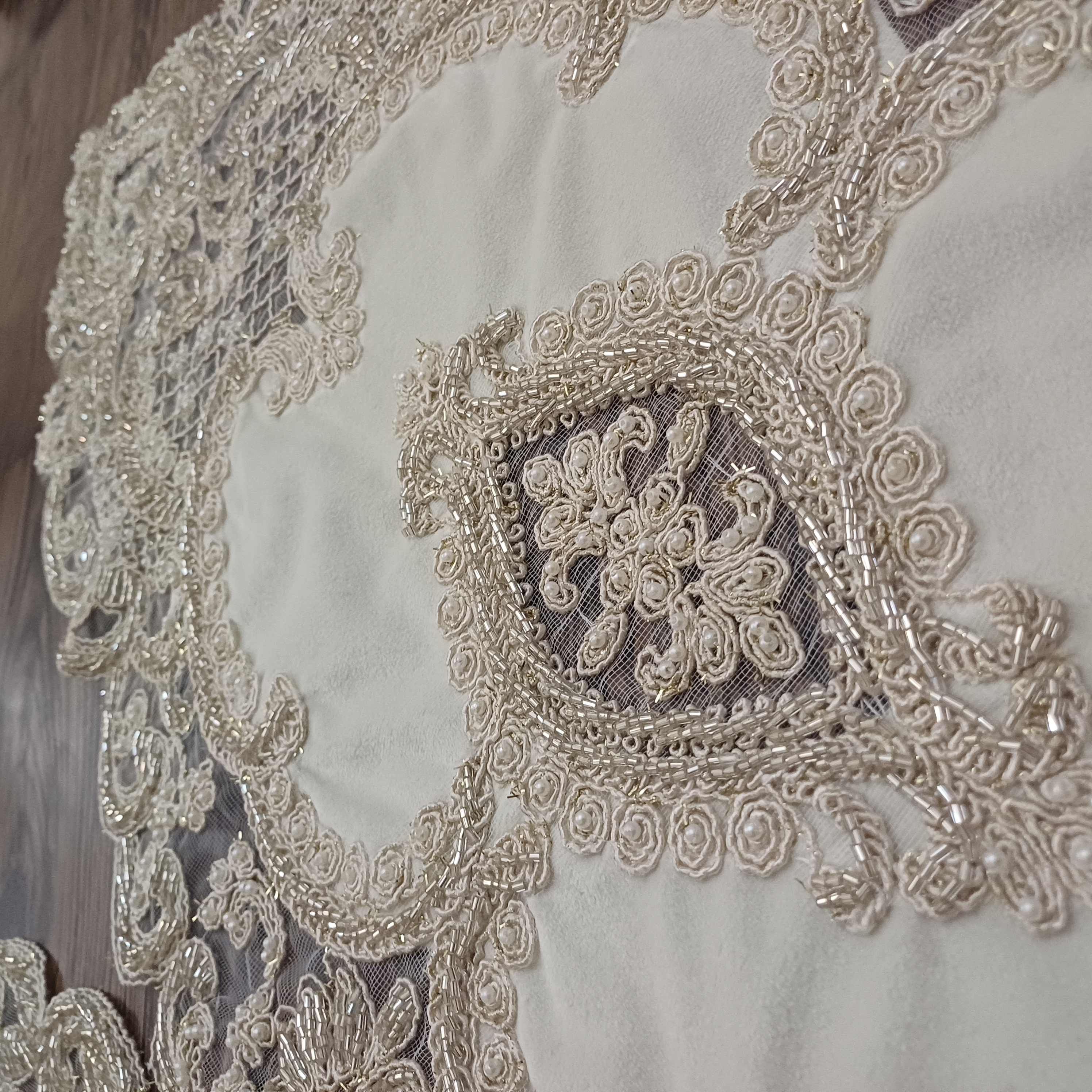 سه تیکه رومیزی کارشده مروارید دوزی و ملیله دوزی طرح 《زمرد》