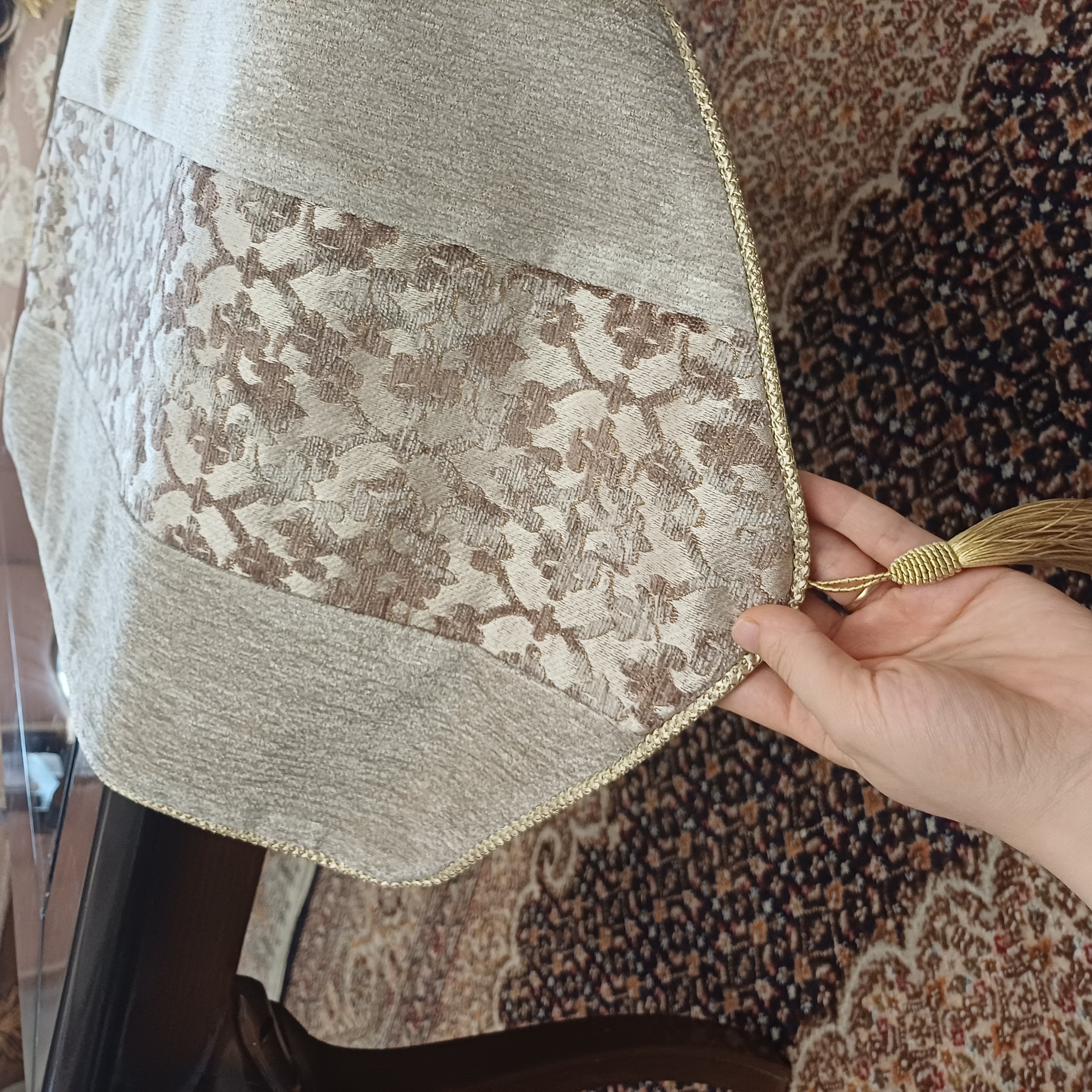 رومیزی 4 تکه طرح خاتون(یک رومیزی بزرگ با سه عسلی)توسی طلایی